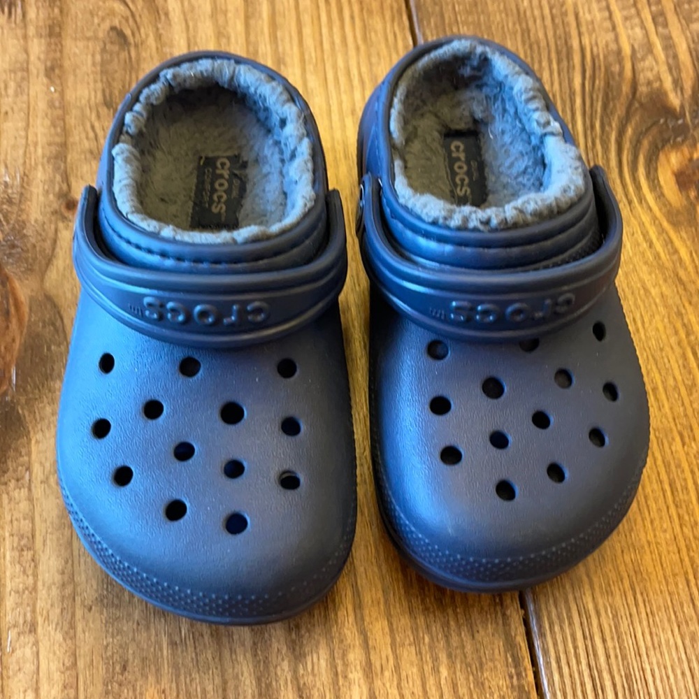 EUC kids insulated navy Crocs sz 10